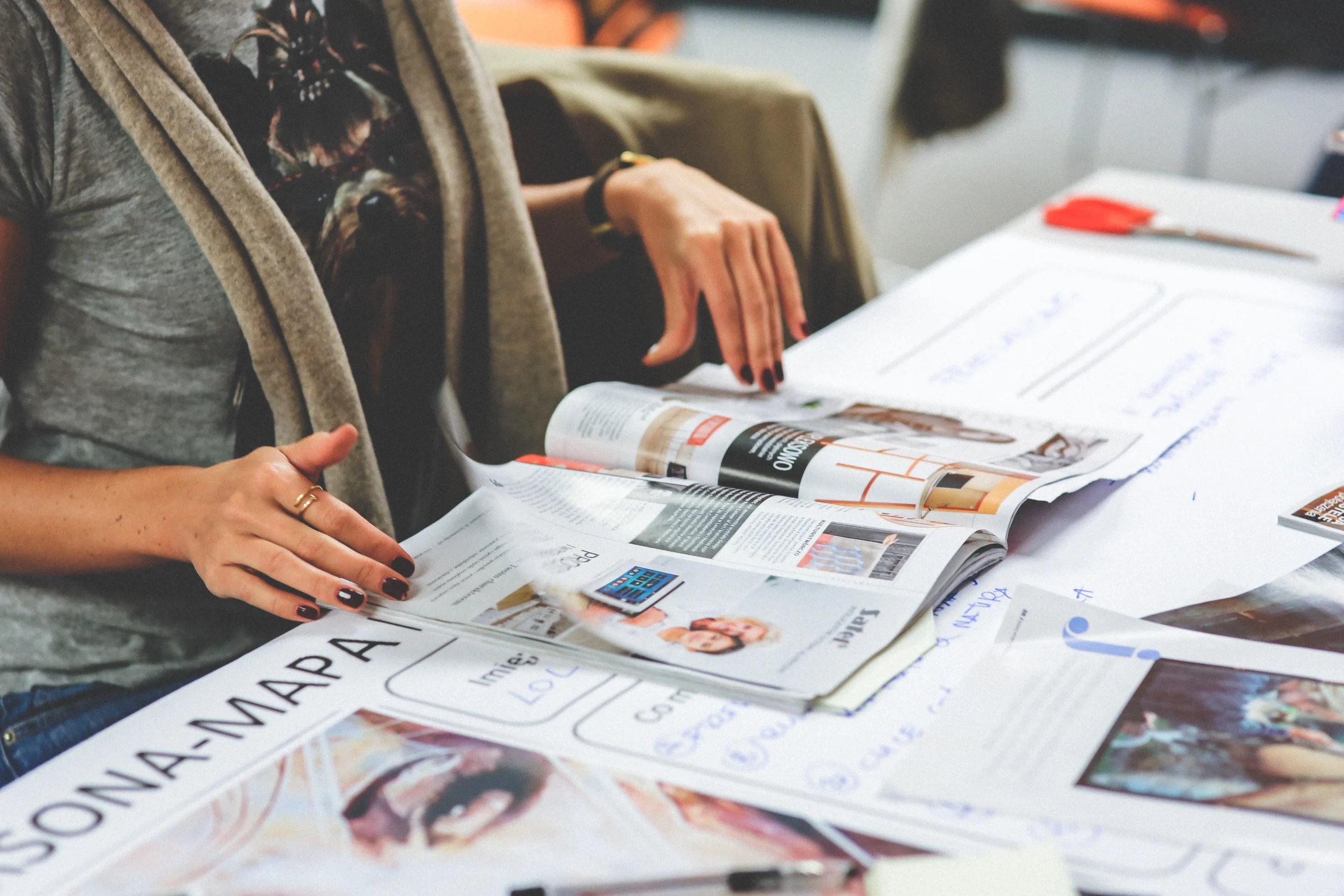 Mujer Leyendo Revistas de Anuncios Clasificados